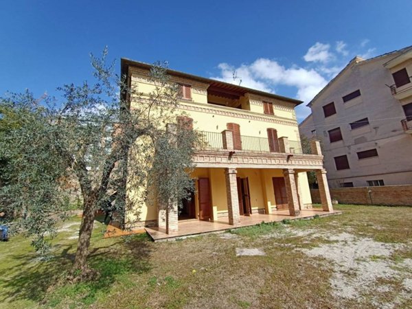 casa indipendente in vendita a Teramo in zona Centro Città