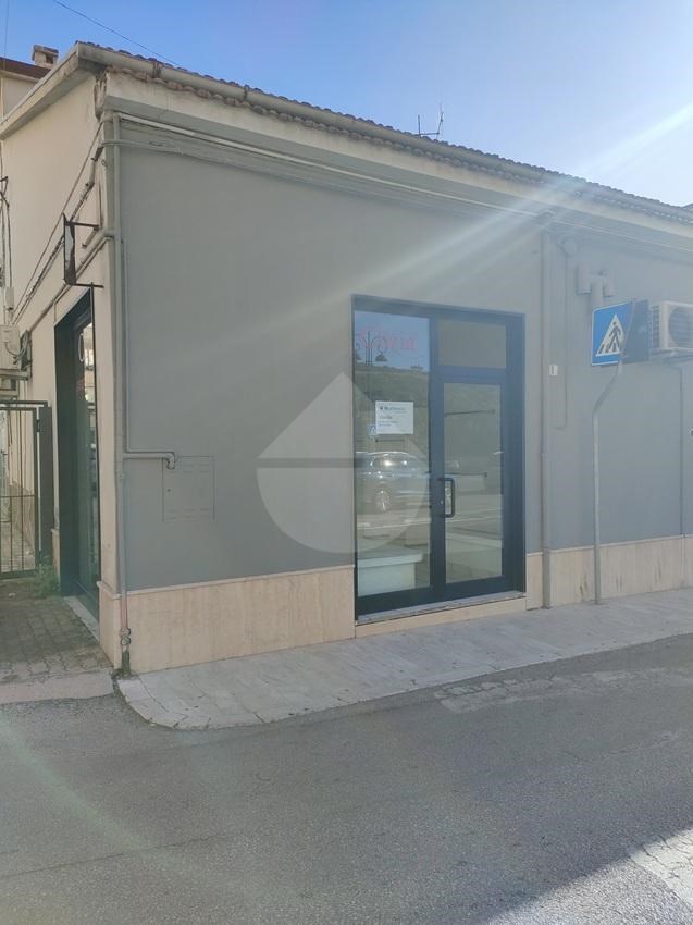 locale commerciale in vendita a Teramo