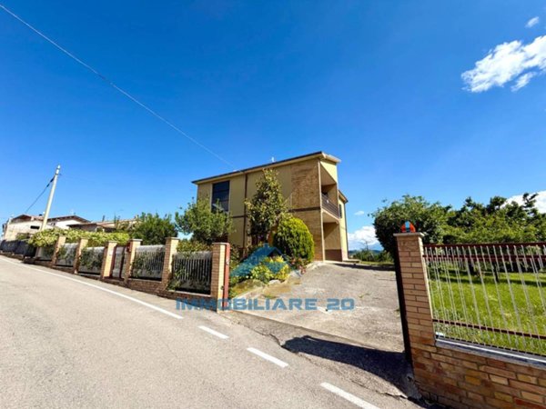casa indipendente in vendita a Teramo in zona Cavuccio