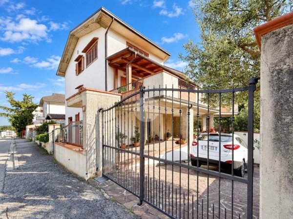 casa indipendente in vendita a Teramo