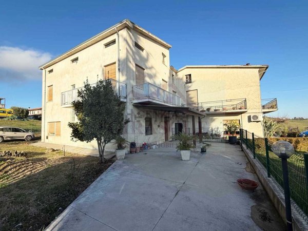 casa indipendente in vendita a Torano Nuovo