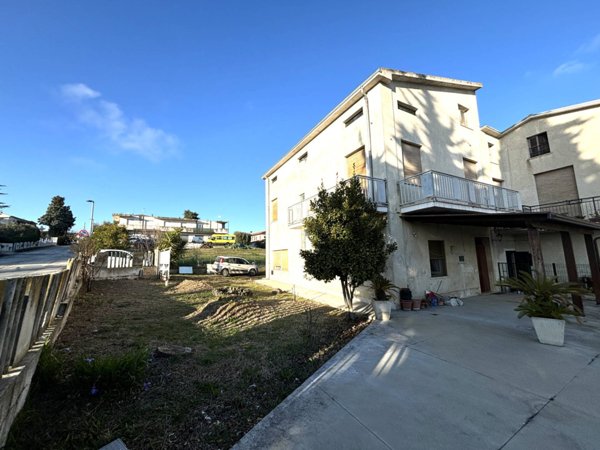 casa indipendente in vendita a Torano Nuovo