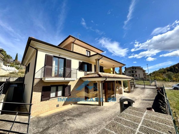 casa indipendente in vendita a Torricella Sicura in zona Santa Chiara