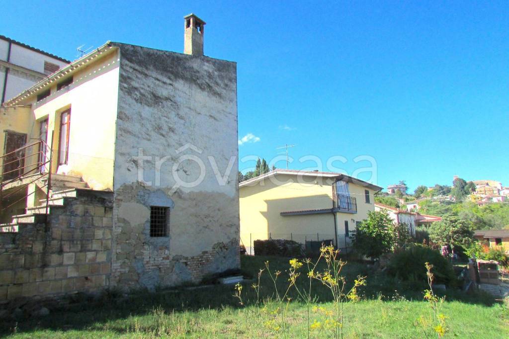 casa indipendente in vendita a Torricella Sicura in zona Piano Grande