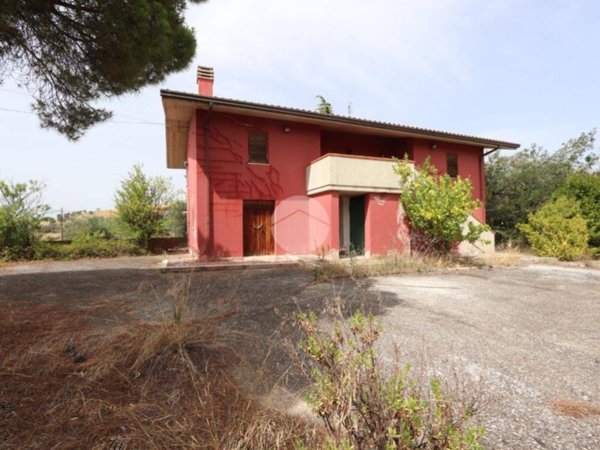 casa indipendente in vendita a Tortoreto in zona Salino