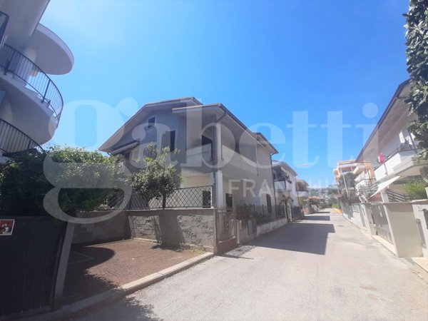 casa indipendente in vendita a Tortoreto