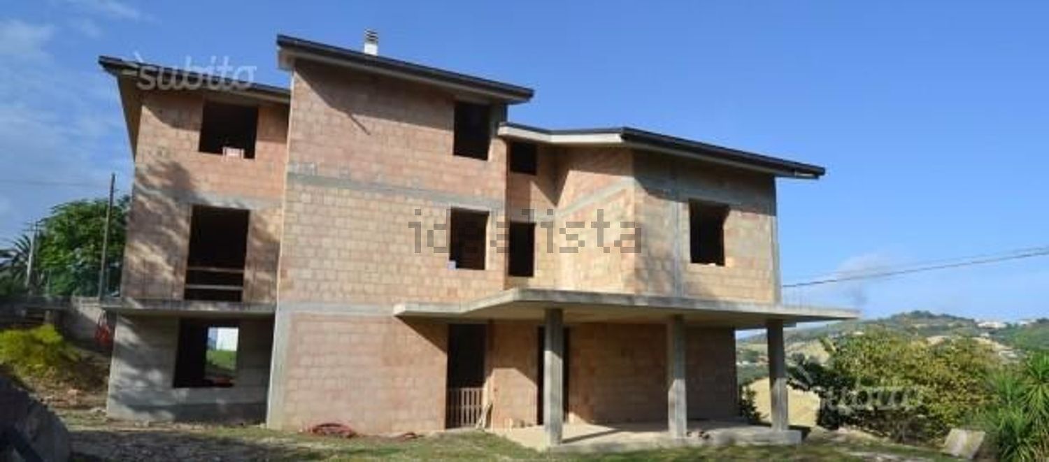 casa indipendente in vendita a Tortoreto in zona Cavatassi
