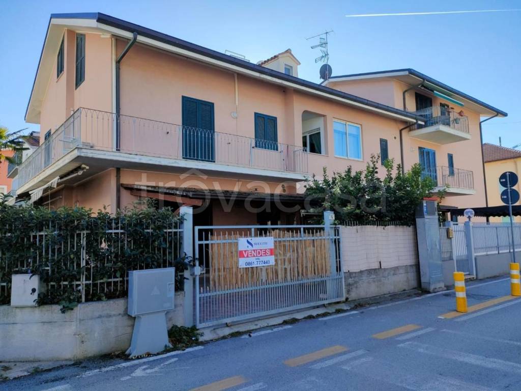 casa indipendente in vendita a Tortoreto