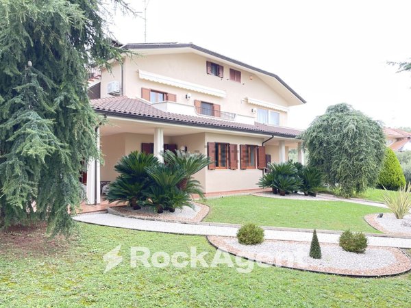 casa indipendente in vendita a Tortoreto