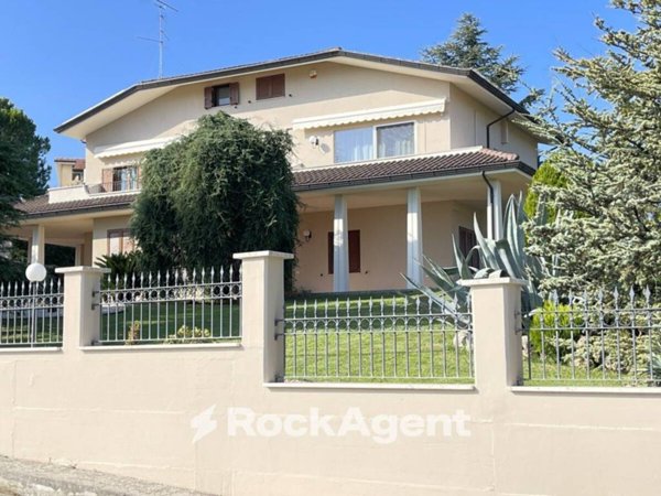 casa indipendente in vendita a Tortoreto