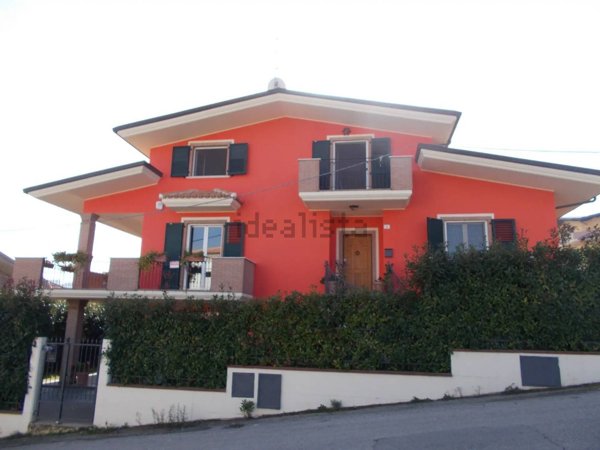 casa indipendente in vendita a Tortoreto