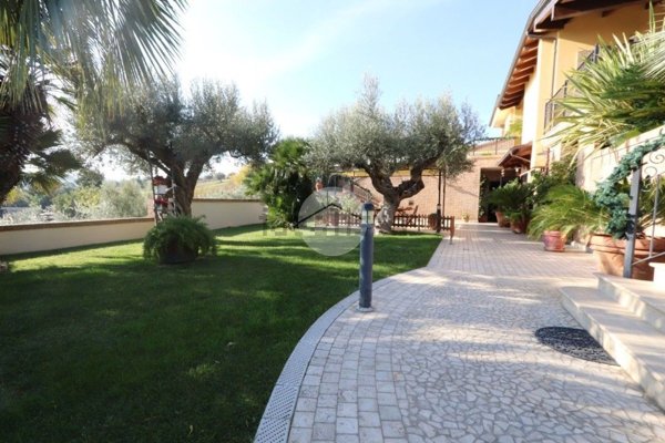 casa indipendente in vendita a Tortoreto
