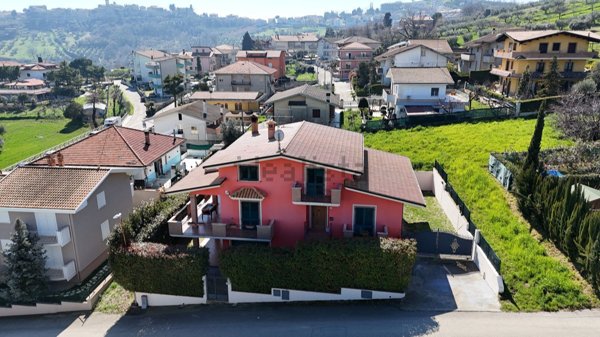 casa indipendente in vendita a Tortoreto