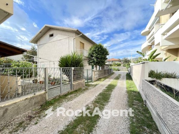casa indipendente in vendita a Tortoreto