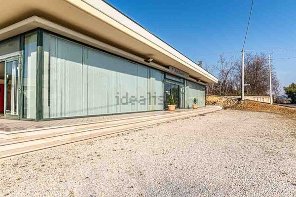 locale commerciale in vendita a Tortoreto in zona Cavatassi