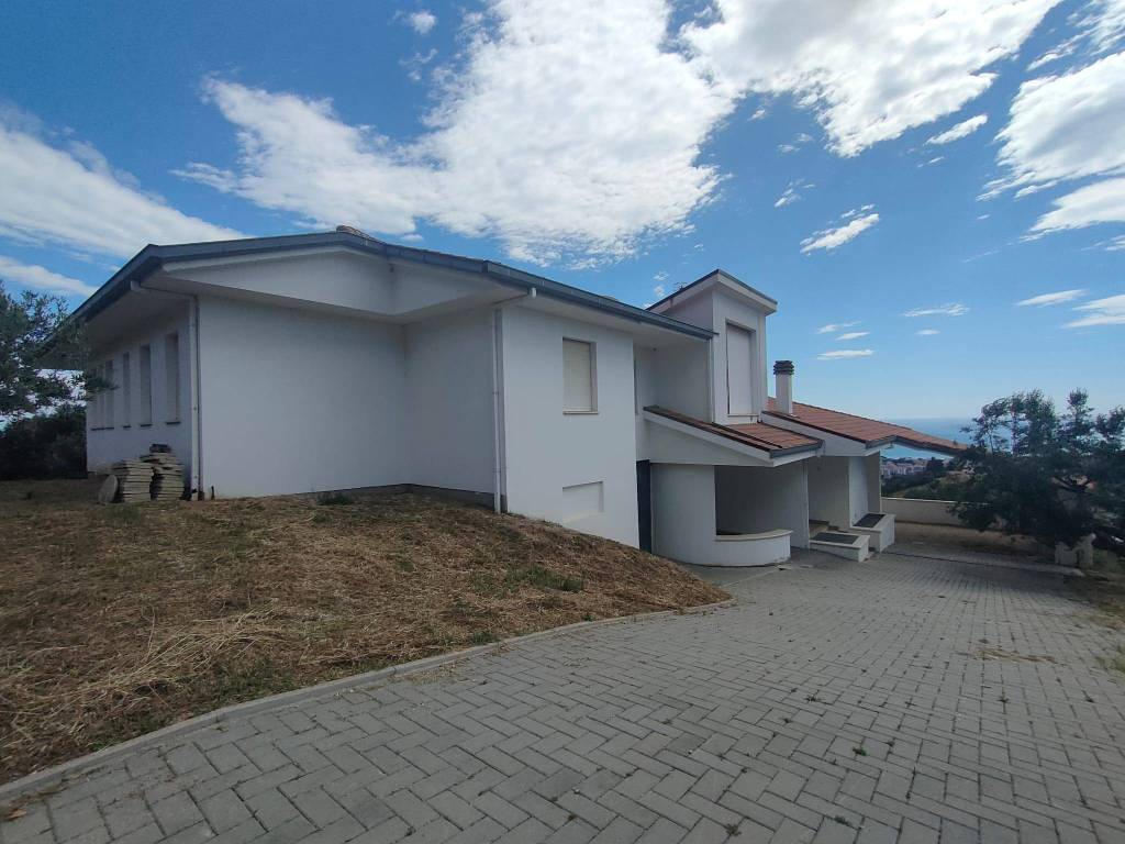 casa indipendente in vendita a Tortoreto