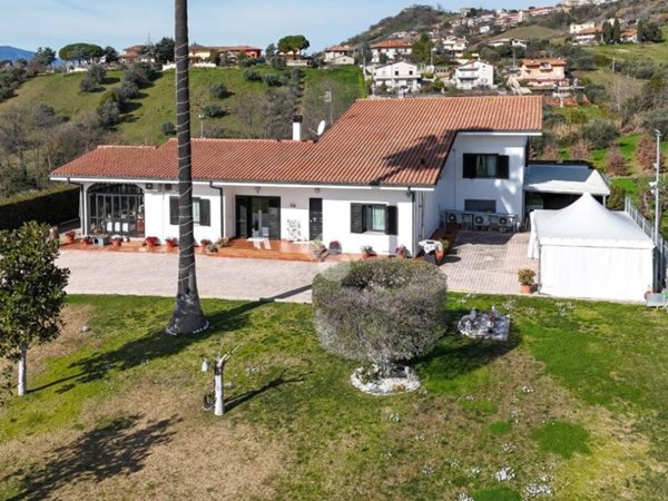 casa indipendente in vendita a Tortoreto