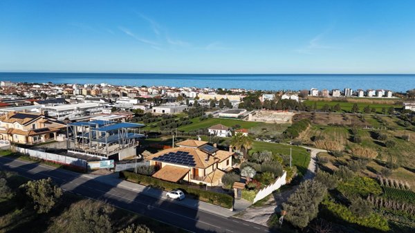 casa indipendente in vendita a Tortoreto