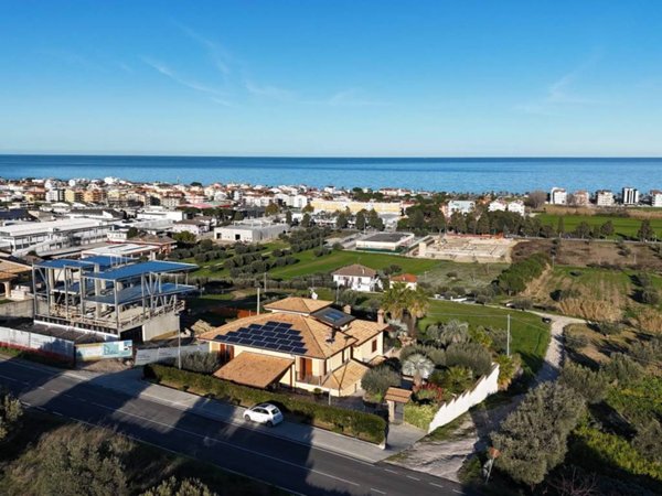 casa indipendente in vendita a Tortoreto