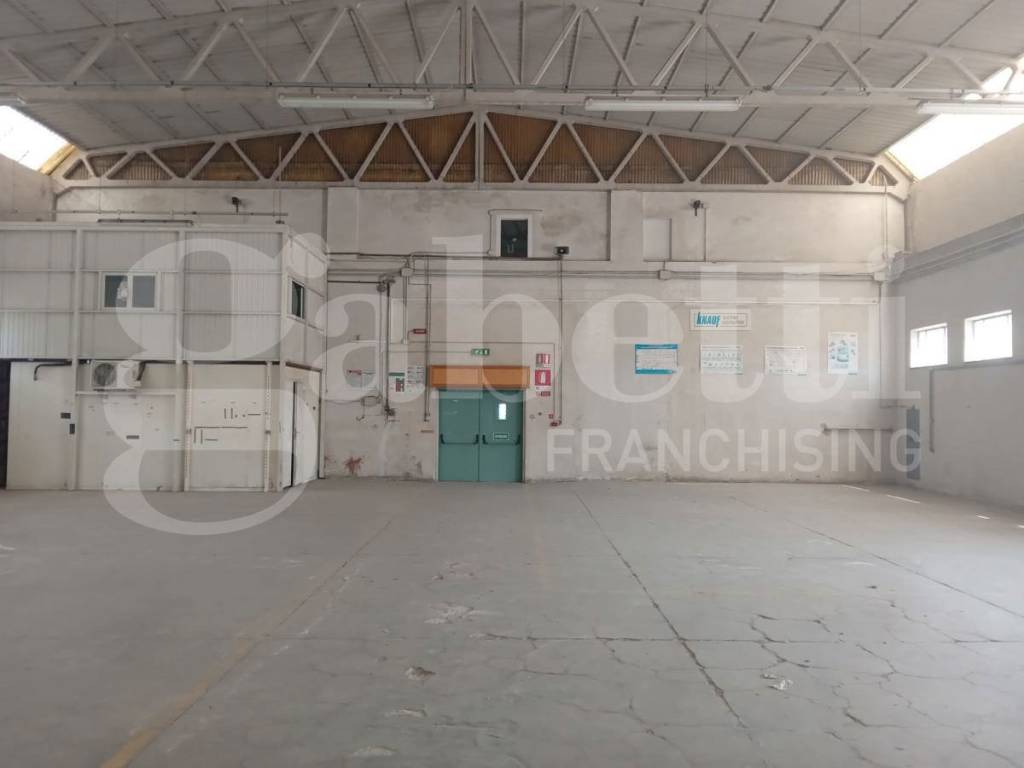 locale commerciale in vendita a Tortoreto in zona Salino