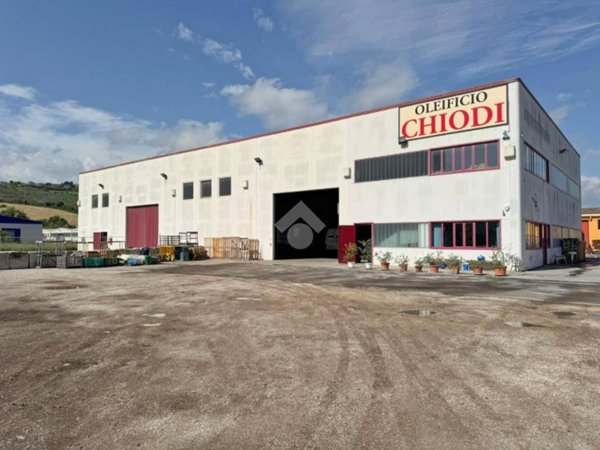 locale commerciale in vendita a Tortoreto in zona Salino