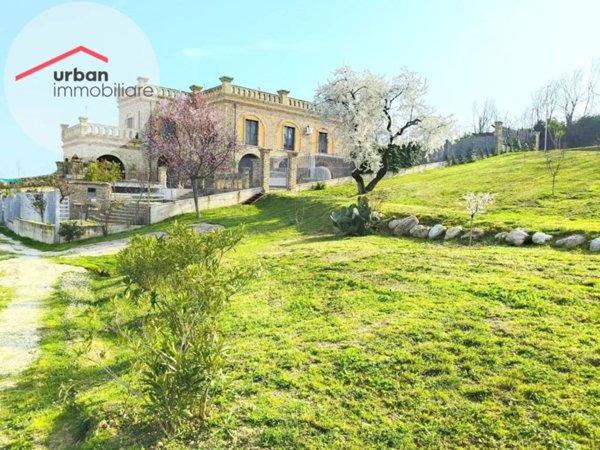 casa indipendente in vendita a Tortoreto in zona Salino
