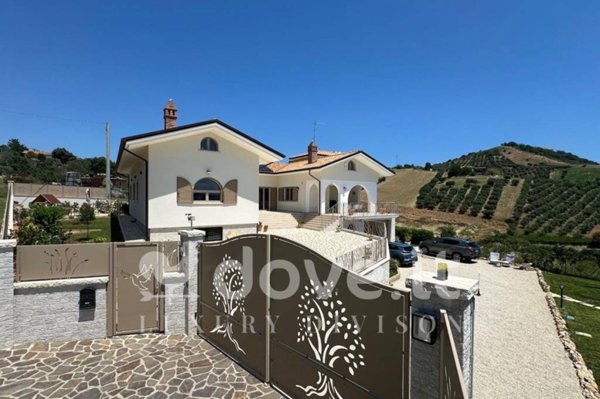 casa indipendente in vendita a Tortoreto in zona Colli