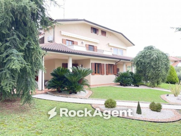 casa indipendente in vendita a Tortoreto