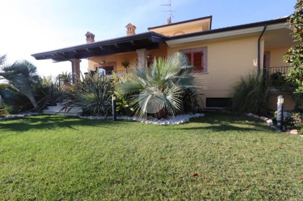 casa indipendente in vendita a Tortoreto