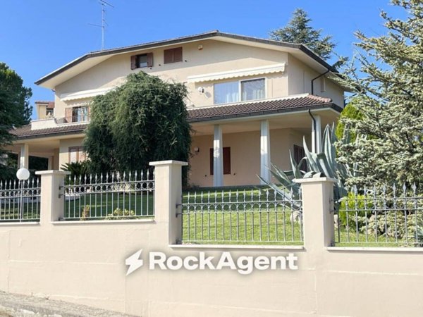 casa indipendente in vendita a Tortoreto