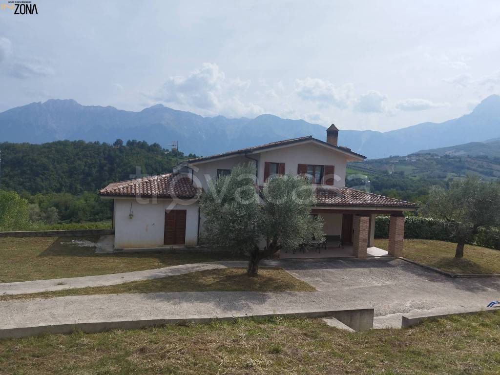 casa indipendente in vendita a Tossicia