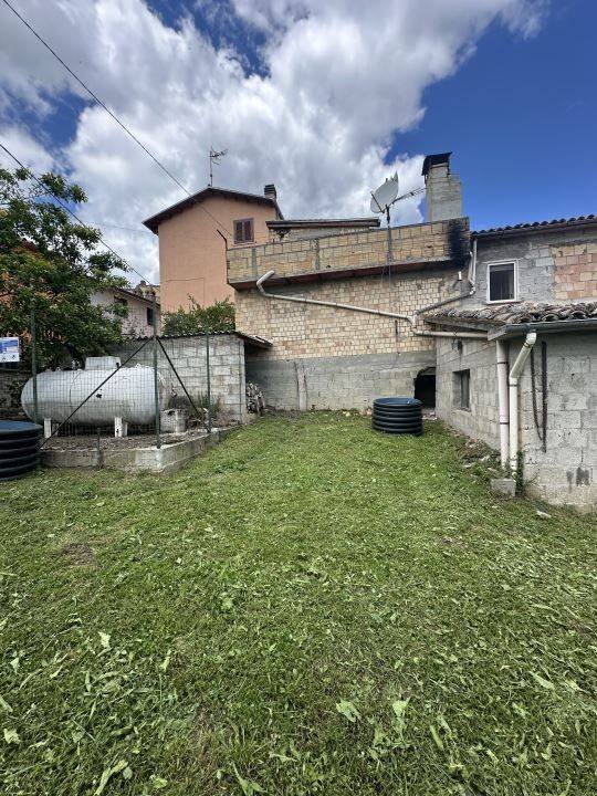 casa indipendente in vendita a Tossicia