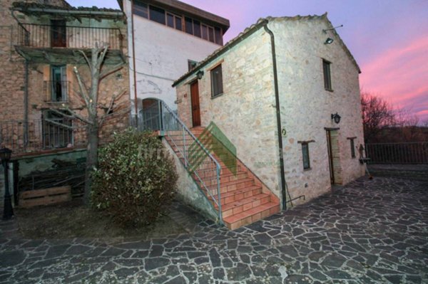 casa indipendente in vendita a Tossicia in zona Flamignano