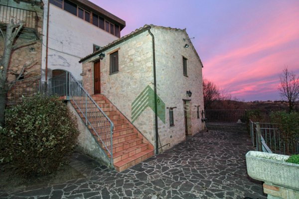 casa indipendente in vendita a Tossicia in zona Flamignano