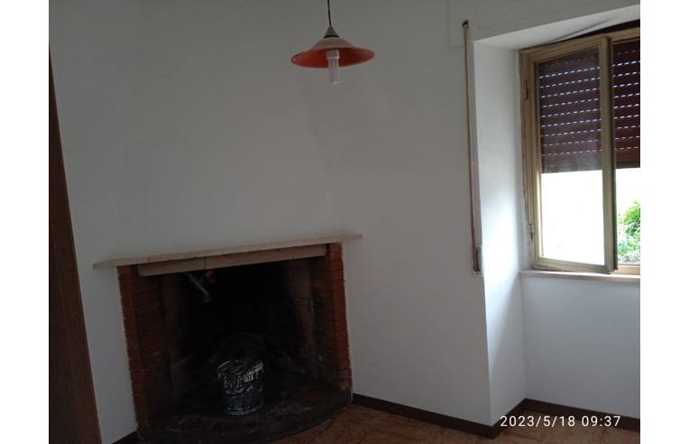 casa indipendente in vendita a Tossicia in zona Azzinano