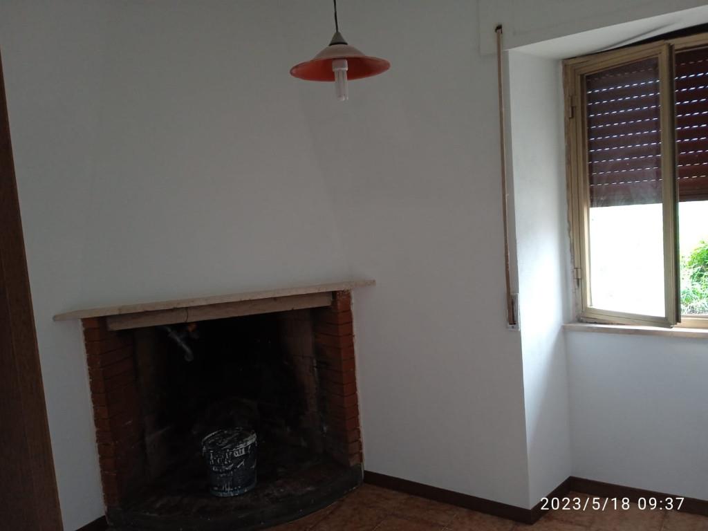 casa indipendente in vendita a Tossicia in zona Azzinano