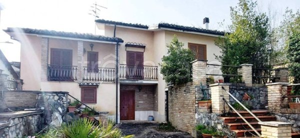 casa indipendente in vendita a Tossicia