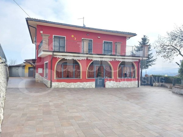 casa indipendente in vendita a Tossicia in zona Camerale