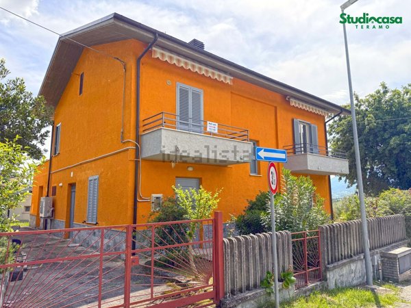 casa indipendente in vendita a Tossicia in zona Cerquone