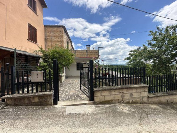 casa indipendente in vendita a Tossicia