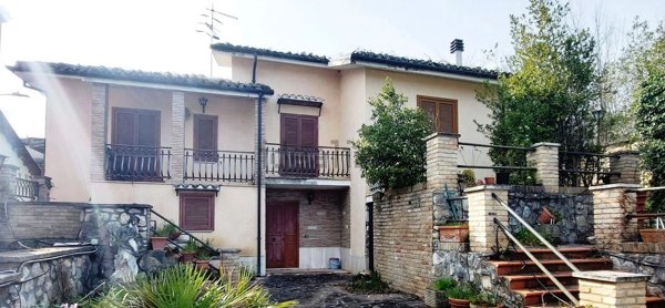 casa indipendente in vendita a Tossicia