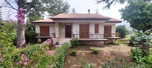 casa indipendente in vendita a Tossicia in zona Paduli