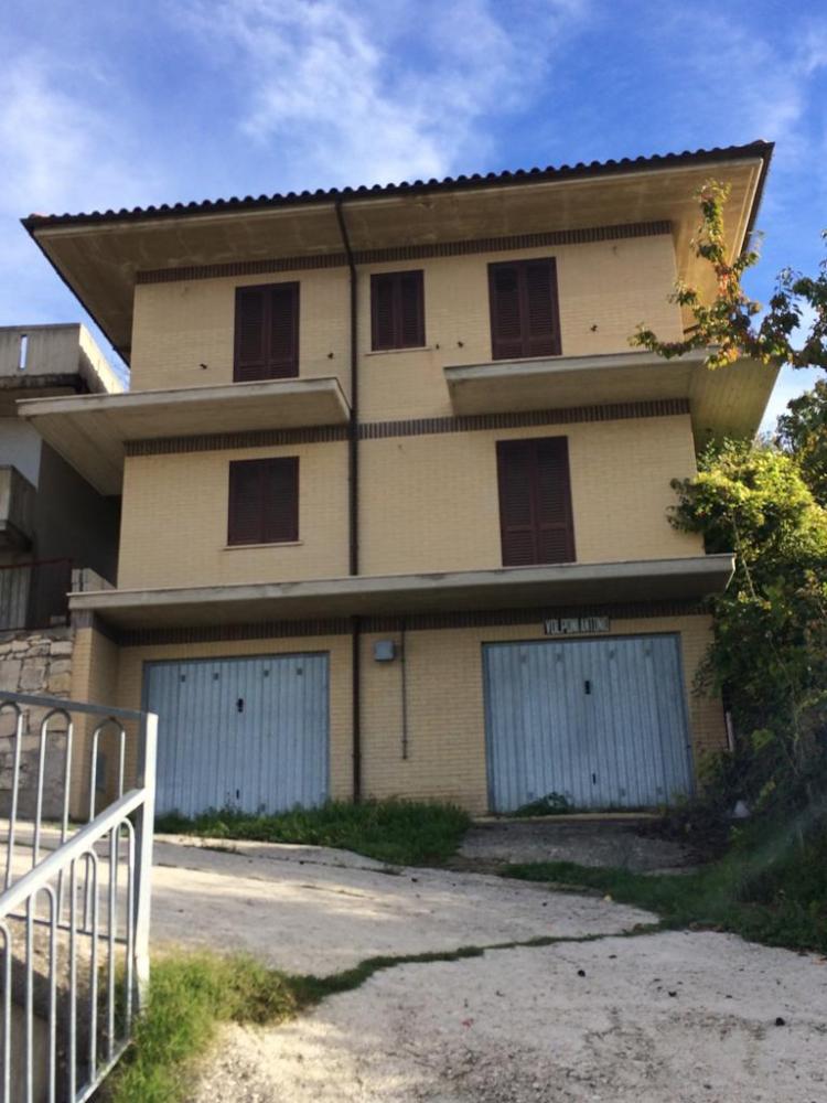 casa indipendente in vendita a Valle Castellana in zona San Vito