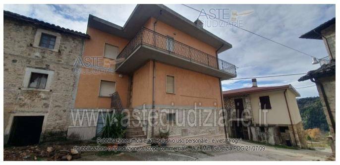 appartamento in vendita a Valle Castellana in zona Cesano