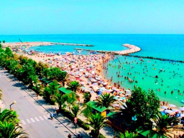 negozio in vendita a Martinsicuro in zona Villa Rosa