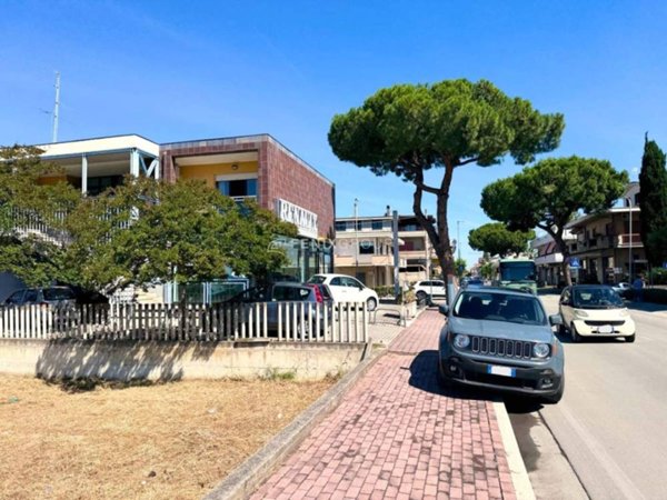 locale commerciale in vendita a Martinsicuro