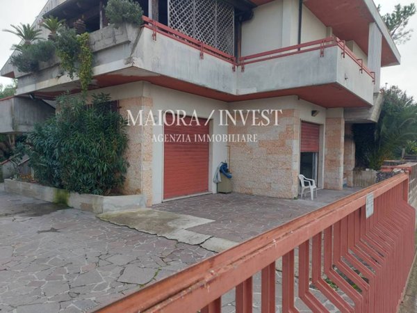 negozio in vendita a Martinsicuro in zona Villa Rosa
