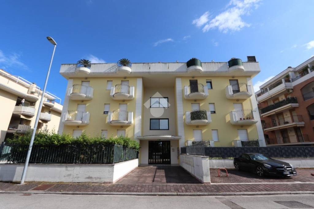 appartamento in vendita a Martinsicuro in zona Villa Rosa