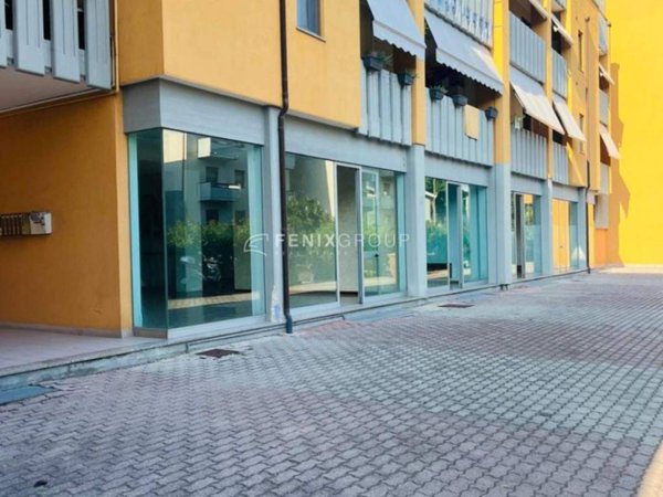 negozio in vendita a Martinsicuro in zona Villa Rosa