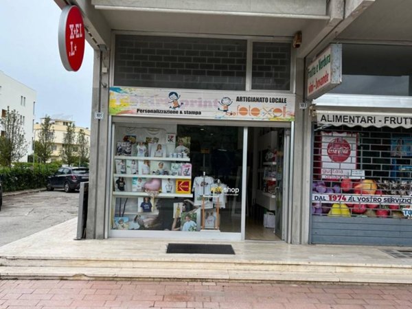 negozio in vendita a Martinsicuro in zona Villa Rosa